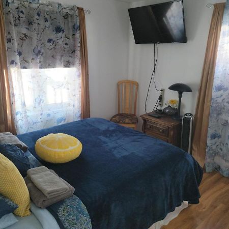 Cozy quiet place next to hwy smart tv+wifi+netflix Edmundston Extérieur photo