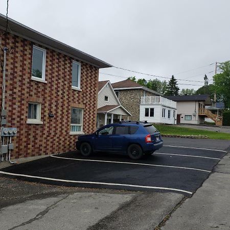 Cozy quiet place next to hwy smart tv+wifi+netflix Edmundston Extérieur photo