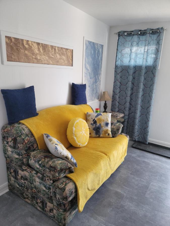 Cozy quiet place next to hwy smart tv+wifi+netflix Edmundston Extérieur photo