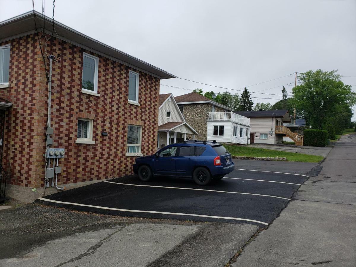 Cozy quiet place next to hwy smart tv+wifi+netflix Edmundston Extérieur photo